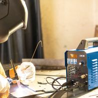 Das Schweißgerät WIG1000-Multi von Scheppach bietet eine Pulsfunktion und unterstützt 2- und 4-Takt Schweißen mit bis zu 160A. Es ist vielseitig für verschiedene Schweißmethoden geeignet.