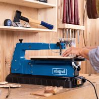 Die Scheppach Dekupiersäge DECO FLEX SL bietet eine variable Drehzahl und ein LED-Licht für präzises Arbeiten. Ideal für Heimwerker.