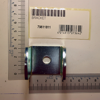 Halterungsbügel 45x42x33 von Scheppach, Artikelnummer 79611811. Der Halterungsbügel wird von der Seite gezeigt.