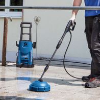 Der Scheppach HCE2600 Elektro-Hochdruckreiniger verfügt über einen 5 m langen Schlauch und umfangreiches Zubehör für effektives Reinigen.