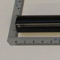 Eine 45 cm lange Metallstange mit einem Messschieber daneben zur Größenveranschaulichung. Das Produkt ist die Radachse von Scheppach.