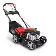 Rasenmäher MS150-42E SE von Scheppach, seitliche Ansicht. Der Rasenmäher hat einen roten Sitz und einen schwarzen Behälter. Der Rasenmäher hat vier Räder und einen schwarzen Motor mit silbernen Elementen.