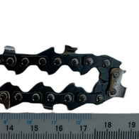 Sägekette mit 14 Schneidgliedern und 28 Treibgliedern, Gesamtlänge 355 mm, von oben fotografiert.