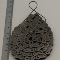 Rollenkette mit Verschlussglied 05B-1 mit 78 Gliedern und 1 Verschlussglied. Die Kette ist von der Seite zu sehen.