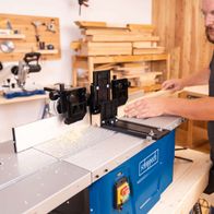 Die Scheppach Fräsmaschine HF50 verfügt über eine 40mm Spindelhöhe und ist mit 6, 8 und 12mm Spannzangen kompatibel. Sie bietet eine Tischverbreiterung für mehr Arbeitsfläche.