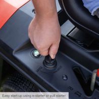 The petrol ride-on lawnmower MR225-61 by Scheppach features an easy start-up using an e-starter or pull starter.