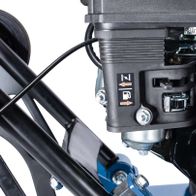 Detailansicht der Benzinmotor-Anbindung für die Scheppach-Rüttelplatte HP1400S