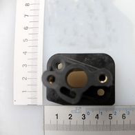 Ein schwarzer Ansaugstutzen mit drei Löchern, von oben fotografiert. Maße: ca. 5 cm breit und 3 cm hoch.