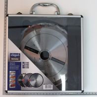 Ein Kreissägeblatt-Set von Scheppach mit drei verschiedenen Zähnezahlen: 24, 43 und 60. Das Set enthält Sägeblätter mit einem Durchmesser von 210 mm und einer Stärke von 2,2 mm. Die Sägeblätter sind in einem grauen Koffer verpackt.