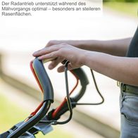 Der Rasenmäher MS173-51E von Scheppach unterstützt während des Mähvorgangs optimal, besonders an steileren Rasenflächen. Er verfügt über einen Radantrieb, der das Mähwerk erleichtert.