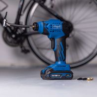 Der Akku-Handkompressor C-AC20-X-Set-S von Scheppach verfügt über einen 20V-Lithium-Power-Akku mit 2,0 Ah. Er ist mit einem flexiblen Schlauch und verschiedenen Düsen ausgestattet, die für verschiedene Anwendungen geeignet sind.