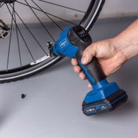 Elektrisches Werkzeug mit integriertem Antrieb für präzise Bearbeitung, dargestellt beim Einsatz an einem Fahrradschloss