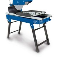 Steintrennmaschine HSM4000 Scheppach mit 800mm Schnittlänge und 110mm Schnitthöhe. Die Maschine ist von der Seite zu sehen.