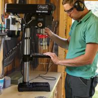 Tischbohrmaschine BTD19Vario-BE Scheppach mit Vario-Speed von 440 bis 2580 min-1, 550W Leistung, 1,5mm-13mm Spannfutter für Holz, Metall, Kunststoff.