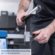 Verstellbarer Werkstückanschlag um 110 mm anpassbar. Ideal für präzise Arbeiten an der Kappsäge UMF1550 von Scheppach.