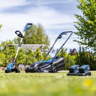 Das Akku-Maschinen-Set 2-tlg. BC-MP320-X + C-LT300-X - Set L2 von Scheppach bietet eine 32 cm Schneidebreite und eine 30 cm Arbeitsbreite. Beide Geräte sind kabellos und ideal für den Heimwerkerbedarf.