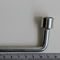 Steckschlüssel SW13 von Scheppach, gezeigt von der Seite mit einem Lineal zur Größenmessung.