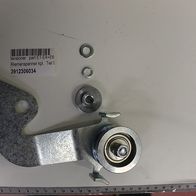 Riemenspanner kpl. mit Schrauben und Muttern. Das Produkt ist von der Seite zu sehen.