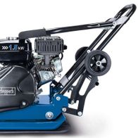 Scheppach-Maschine mit 1,5 kW Motor, schwarzem Gehäuse und blauer Basis. Handgriff und Rad für einfache Handhabung.