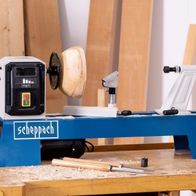 Scheppach-Drechselmaschine DM500T mit Holzstück auf dem Spanner und Arbeitsplatte mit integriertem Antrieb, inkl. Bedienelementen und Sicherheitsauslösung