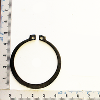 Sicherungsring A42, Ansicht von der Seite, neben einem Lineal zur Größenveranschaulichung.