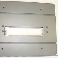 Ein grauer Sägetisch mit einer Skala am unteren Rand. Die Skala ist in Zentimetern und Millimetern unterteilt.