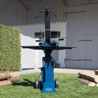 The HL730 log splitter by Scheppach features a splitting stroke of 495 mm and a power of 2100W. It is designed for 400V and can split up to 7 tonnes.