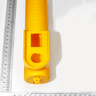 Ein gelbes Bedienelement mit Skala, gemessen an einem Lineal. Das Bedienelement ist von vorne zu sehen.