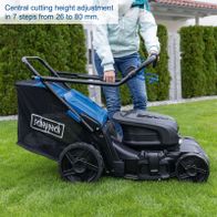 The BC-MP470-X battery-powered lawnmower by Scheppach features a central cutting height adjustment in 7 steps from 26 to 80 mm.