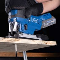 Die Akku-Stichsäge BC-JS254-X von Scheppach mit brushless Motor, Hublänge 25,4 mm und Hubzahl 1000-3000 min⁻¹. Ausgestattet mit LED-Beleuchtung für präzises Arbeiten.