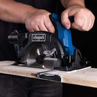 Die Akku-Handkreissäge BC-HCS165-X von Scheppach hat ein Sägeblatt mit 165 mm Durchmesser und eine maximale Schnitttiefe von 55 mm bei 45°. Sie verfügt über eine LED-Beleuchtung und wird mit einem 2Ah Akku und einem 2,4A Ladegerät geliefert.