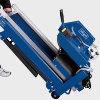 Steintrennmaschine HSM4000 mit 800 mm Schnittlänge und 110 mm Schnitthöhe. Ausgestattet mit Wasserpumpe und Anschlag für präzises Schneiden. Gezeigt von oben.