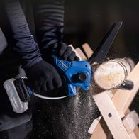 Der Akku-Gehölzschneider BC-PS150-X von Scheppach hat eine Schnittlänge von 150 mm und eine Schwertlänge von 6 Zoll. Er ist mit Brushless-Technologie ausgestattet.