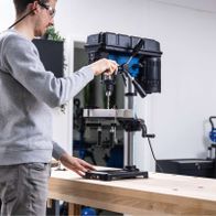 Scheppach Tischbohrmaschine mit Futter für Bohrfutter, angezeigt während der Bedienung