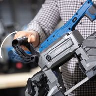 Metallbandsäge MBS1200xt von Scheppach, Handgriff im Fokus. Die Maschine wird von vorne gezeigt.