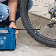 Portabler Luftkompressor mit Anschluss für 12V und 230V, tragbar und mobil für KFZ-Reparaturen, inkl. Zubehörset