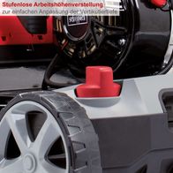 Der Benzin Vertikutierer SC50Vario Scheppach bietet eine stufenlose Arbeitshöhenverstellung zur einfachen Anpassung der Vertikutiertiefe.