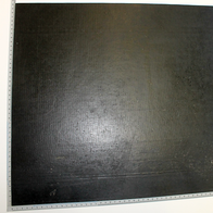 Gummimatte HP2000S von Scheppach. Die Matte liegt auf einer Messskala, die Maße sind ablesbar. Die Matte ist von oben fotografiert worden.