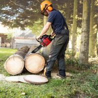 Die Benzin Kettensäge CSP5300 von Scheppach mit 2.7PS. Sie hat einen 53ccm Motor und eine Schwertlänge von 45cm. Die Kettensäge ist ideal für den professionellen Einsatz und bietet eine hohe Leistung und Zuverlässigkeit.