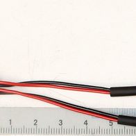 Lasereinheit LMM650P02 / 3V DC / 650nm, Ansicht von oben, mit Messskala im Hintergrund.