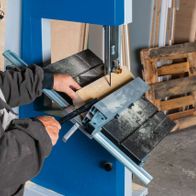 Scheppach-Bandsäge mit Werkstück in Arbeitsposition, Werkzeug auf Arbeitstisch montiert