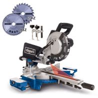 Kappzugsäge HM2000 SE von Scheppach mit 65mm Schnitthöhe und 340mm Schnittlänge. Inklusive 2 Spannvorrichtungen und 2 Sägeblättern (24Z und 48Z). Ausgestattet mit Laserführung für präzise Schnitte.