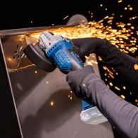 Der Akku-Winkelschleifer BC-AG125-X von Scheppach mit brushless Motor und Schleifscheiben mit 125mm Durchmesser. Die Drehzahl ist zwischen 3000 und 10000 Umdrehungen pro Minute einstellbar.