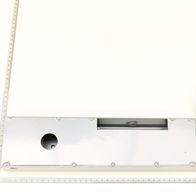 Handschutz links, Ansicht von vorne, mit Maßstab zur Größenveranschaulichung.