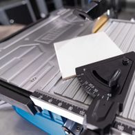 Fliesenschneider WTS2000 von Scheppach, Detailansicht der Führungsschiene und Skala. Der Fliesenschneider hat eine Schnitthöhe von 32mm und eine Schnittlänge von 450mm. Die Leistung beträgt 900W.