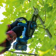 Scheppach Akku-Kettensäge mit ProCut-System, Akku und Ladegerät im Einsatz