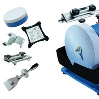 Nass-Schleifsystem TIGER 2000S von Scheppach mit Zubehör. Gezeigt von vorne.