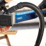 Scheppach-Nylonbürste in Aktion mit Maschine, die Holz bearbeitet