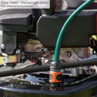 Wasseranschluss für Reinigungsfunktion an Scheppach-Gerät mit Schlauch und Sprühdüse