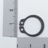 Sicherungsring A 14x1.0 von Scheppach. Der Ring liegt auf einer Messlatte. Der Ring ist von der Seite zu sehen.
